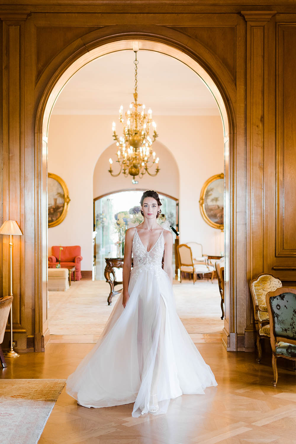 la mariée marche dans le palace